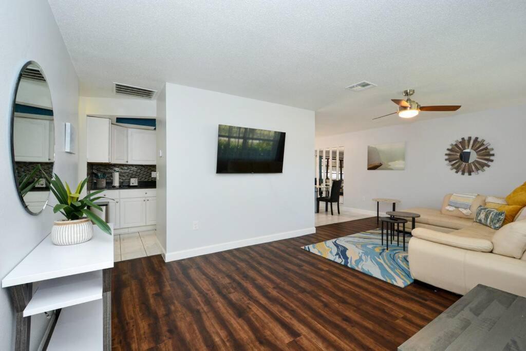 Cozy, Fido-Friendly Pool Home Just 4 Miles To The Beach! 베니스 외부 사진